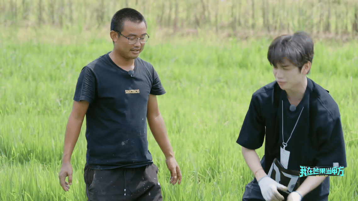 又有内娱男爱豆被送去种地了 别家练唱跳，杜华家练农活。汪穆清在种地中找快乐，陈梁