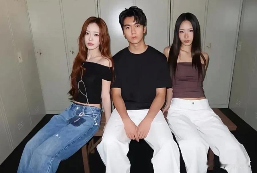 小S两个女儿拉着表哥拍的时尚大片刚放出来，直接把网友笑疯，说S家这是全员往娱乐圈