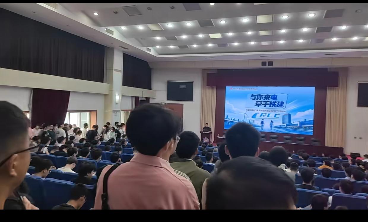 石铁大秋招提前开战！工程局抢先进校园掐尖，铁路学子该怎么选？
 
秋招的暗战，已