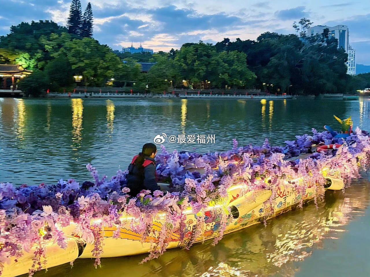 福州内河旅游航线迎来客流高峰，十条常态化运营航线全线火爆西湖-白马河航线“五一”