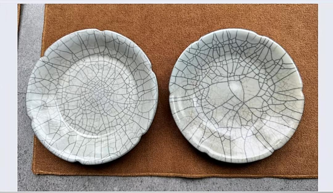 当代高仿哥窑和传世哥窑对比，大家看看能区分出来吗？人家是亲自拿着馆藏品测量研究仿