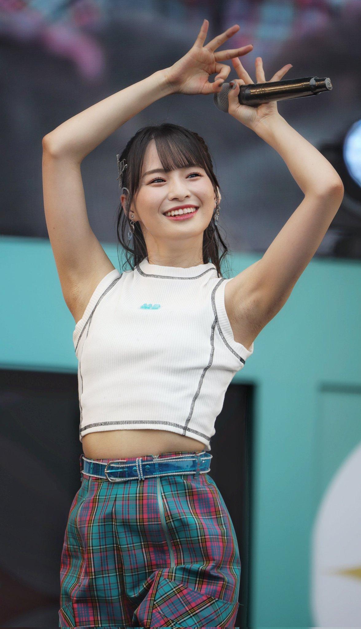 舞台上的甜美少女，笑容灿烂，活力满满！