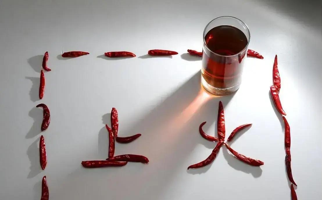 口干舌燥喝水没用，心烦失眠还手心发烫？这竟是阴虚假火闹的，盲目清热反倒伤身！
