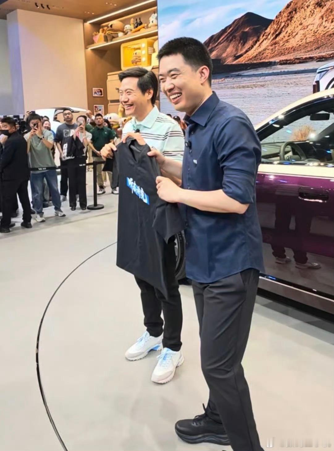 雷军送李想听我讲完T恤2026北京车展今天开幕，最火的不是新车，而是雷总和李想这