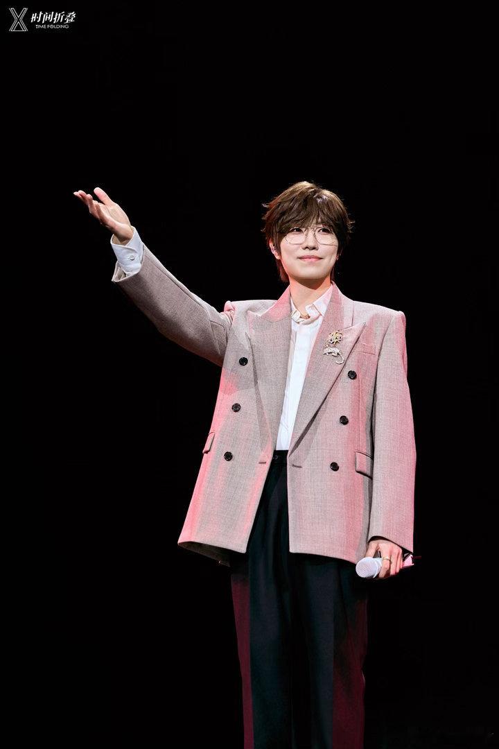 徐良用无人机写了一封信徐良回家开演唱会排面拉满 连演三晚，全城大屏，无人机信笺。