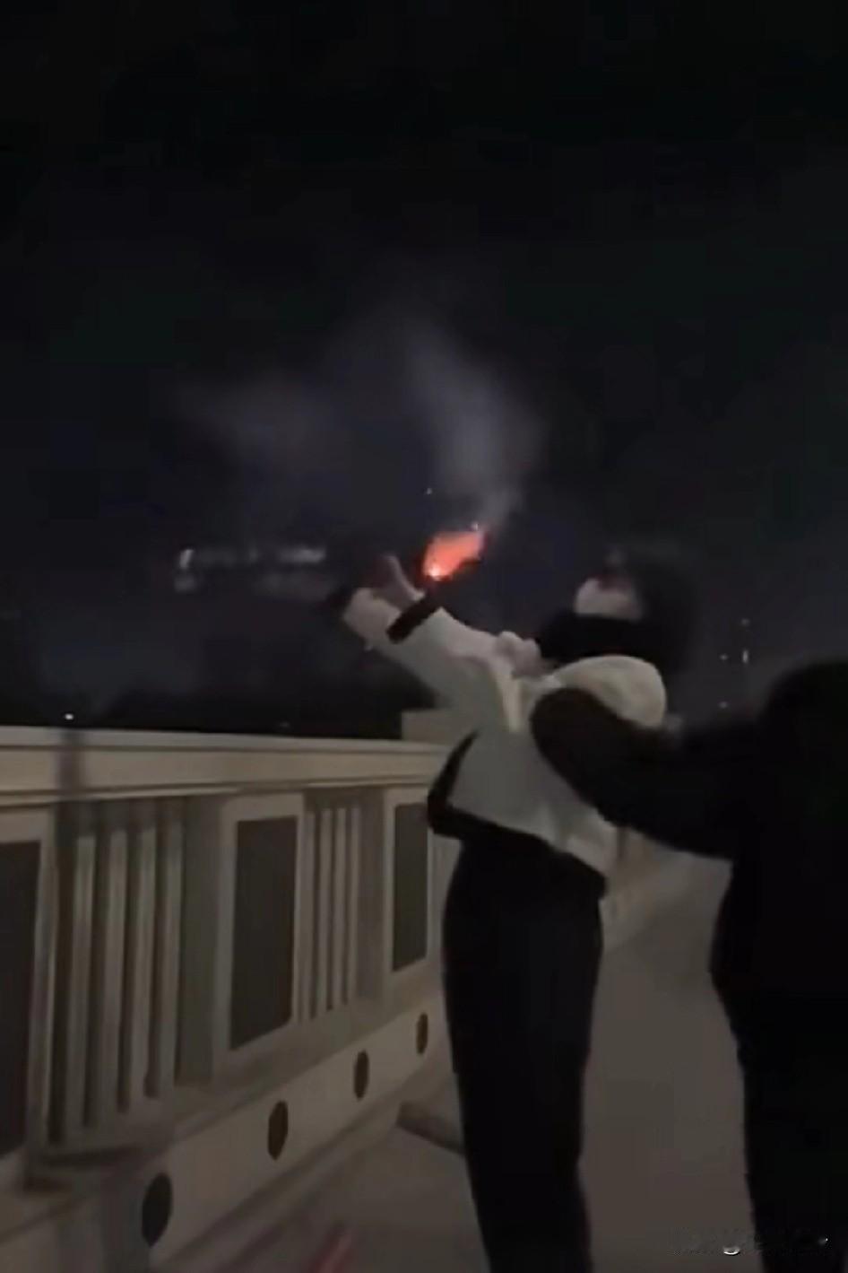 不是，真有这样的人吗？
服了，一开始冲着自己喷火了，还不马上调转方向，不是放烟花