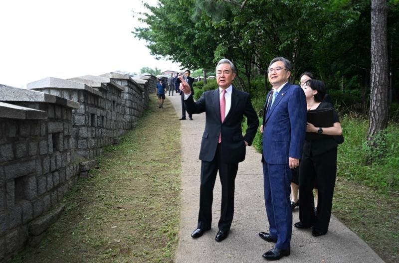 近期王毅外长到访首尔，和韩国外长赵显完成了一场长达4小时的深度会谈。整场磋商节奏