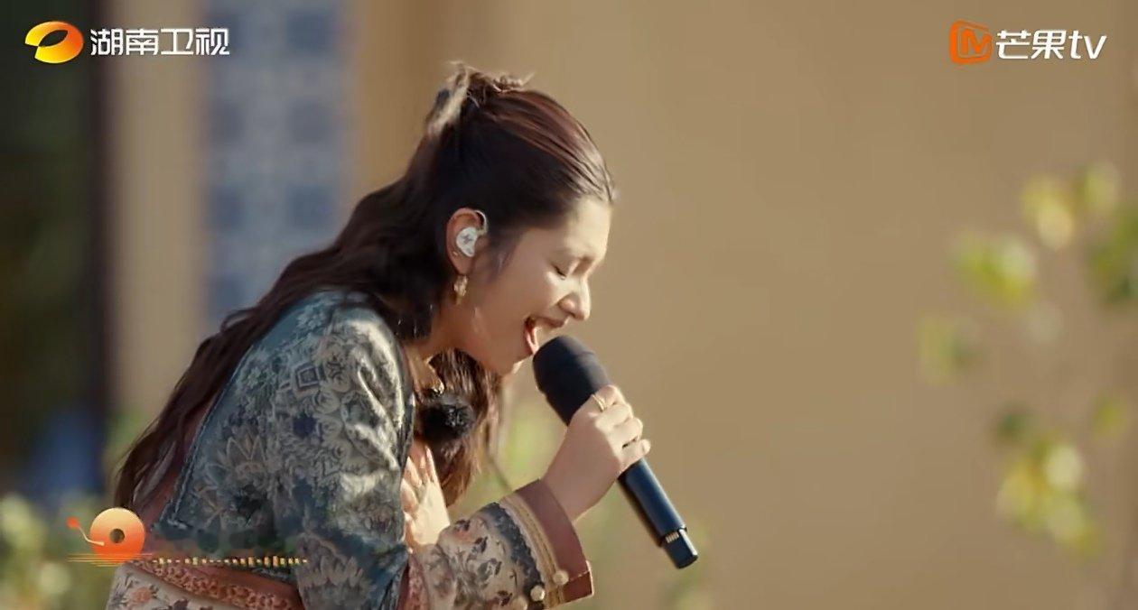 李佩玲唱妈妈声起地平线 于《声起地平线》舞台，李佩玲以《MAMA妈妈》诉说母爱。