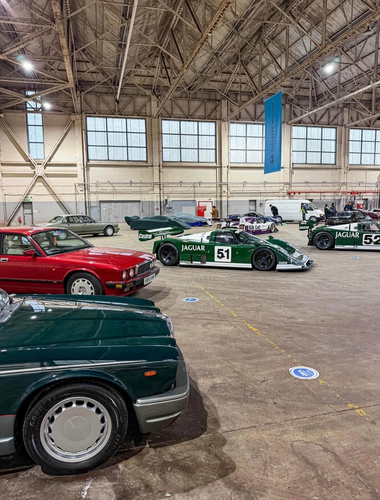 跑车汽车美图大v聊车 现在只有在改装厂才能一次性看见这么多经典捷豹和沃尔沃车型吧