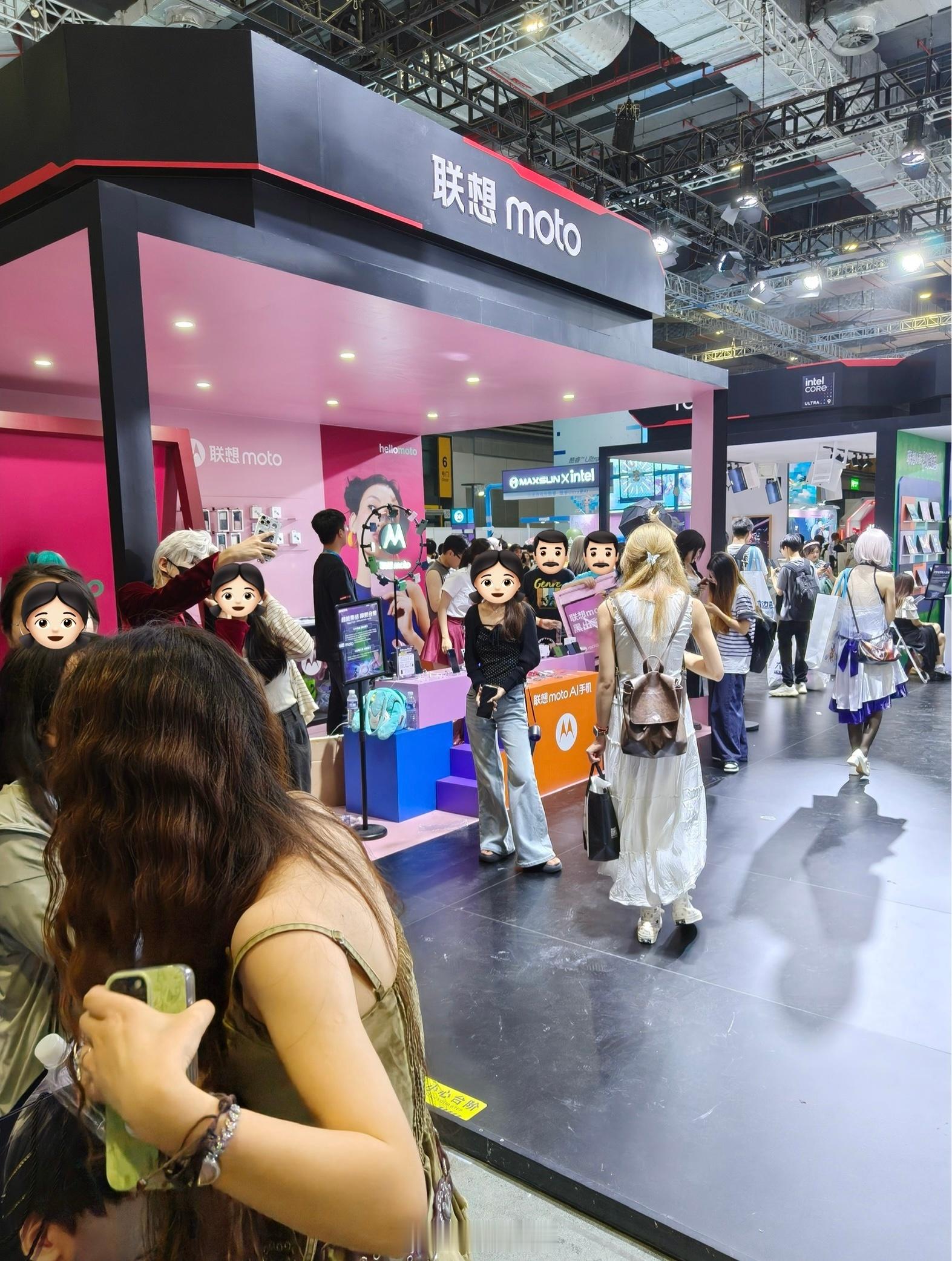 工作室小伙伴周末休息去上海BW2025玩了路过moto展台拍了几张，手机五颜六色