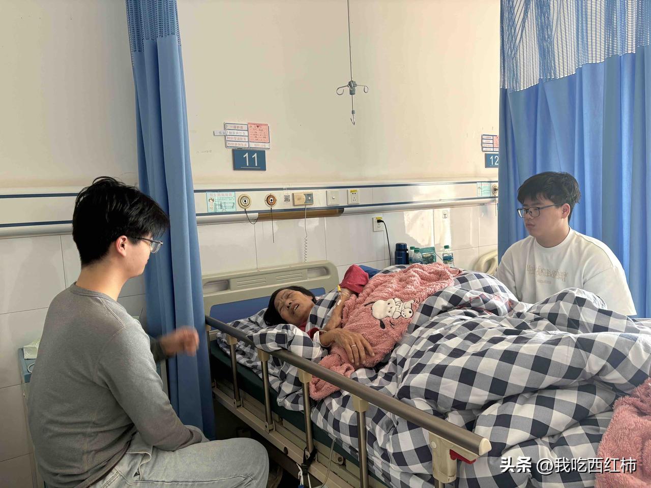 老人住院，谁陪护？
春节回乡1个月，史上最长。因婆婆老年痴呆，1月初小摔了一下，