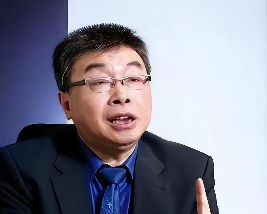 台湾时事评论员邱毅提出，大陆若真要解决台湾问题，应当果断出手，用定点清除、速战速