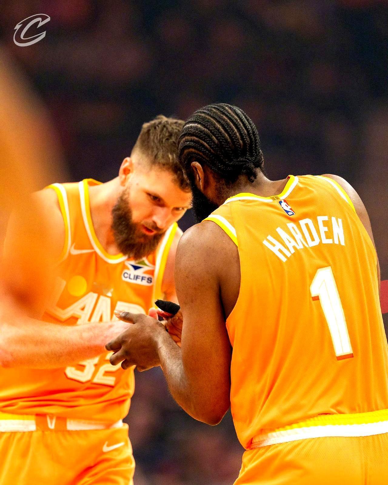 你敢信？哈登快攻1打0被布伦森一把薅球切出界，裁判连哨都没吹！
 
更离谱的是这