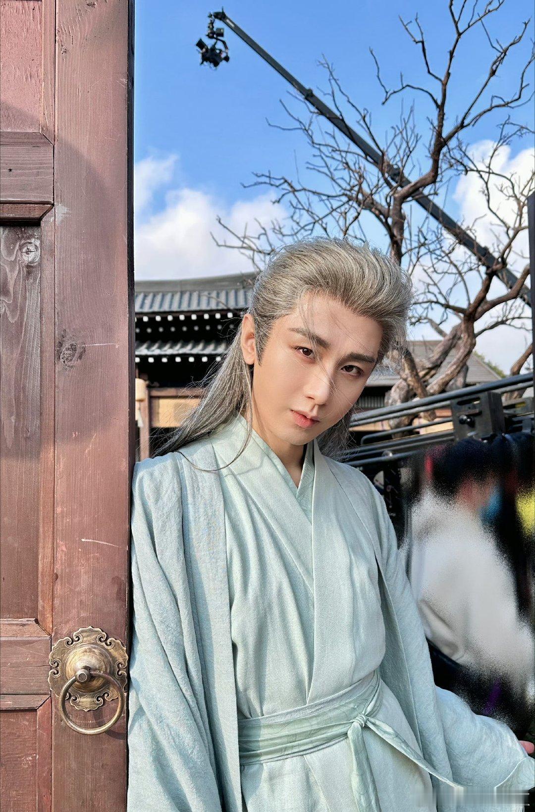 B成毅卢云cy成毅成毅，站在光下总是会有阴影，但是我们都相信你一定能突破阴影限制