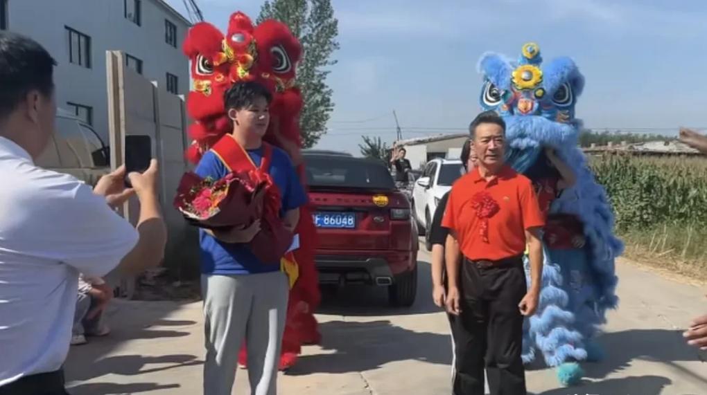演员寇振海的儿子考上世界排名第二的英国帝国理工学院后，他乘坐黑色奔驰轿车携儿子返