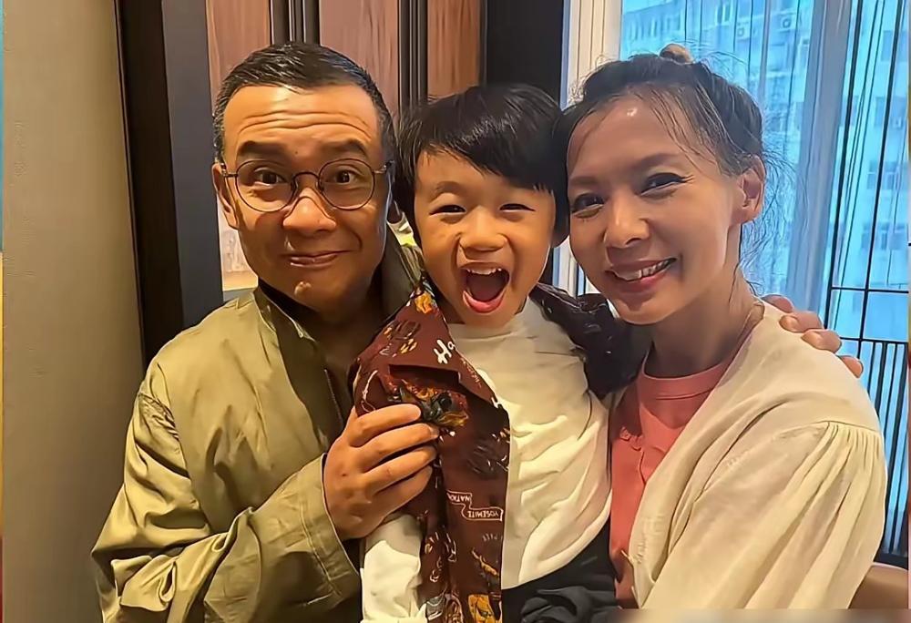 57岁，她拼了命生下第二个孩子。
古巨基背后的女人。
陈韵晴，今年57了。