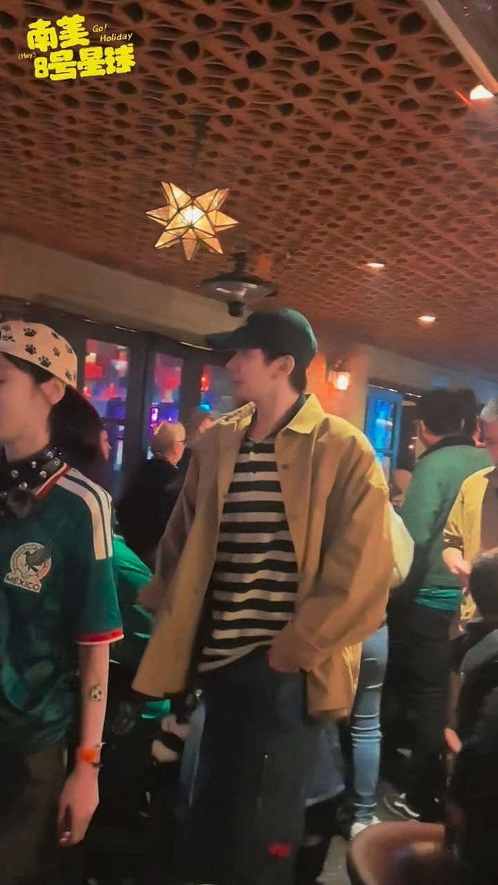提问：邓为参加花少8，带了多少套衣服，多少双鞋，多少顶帽子？可不可以看到28套l