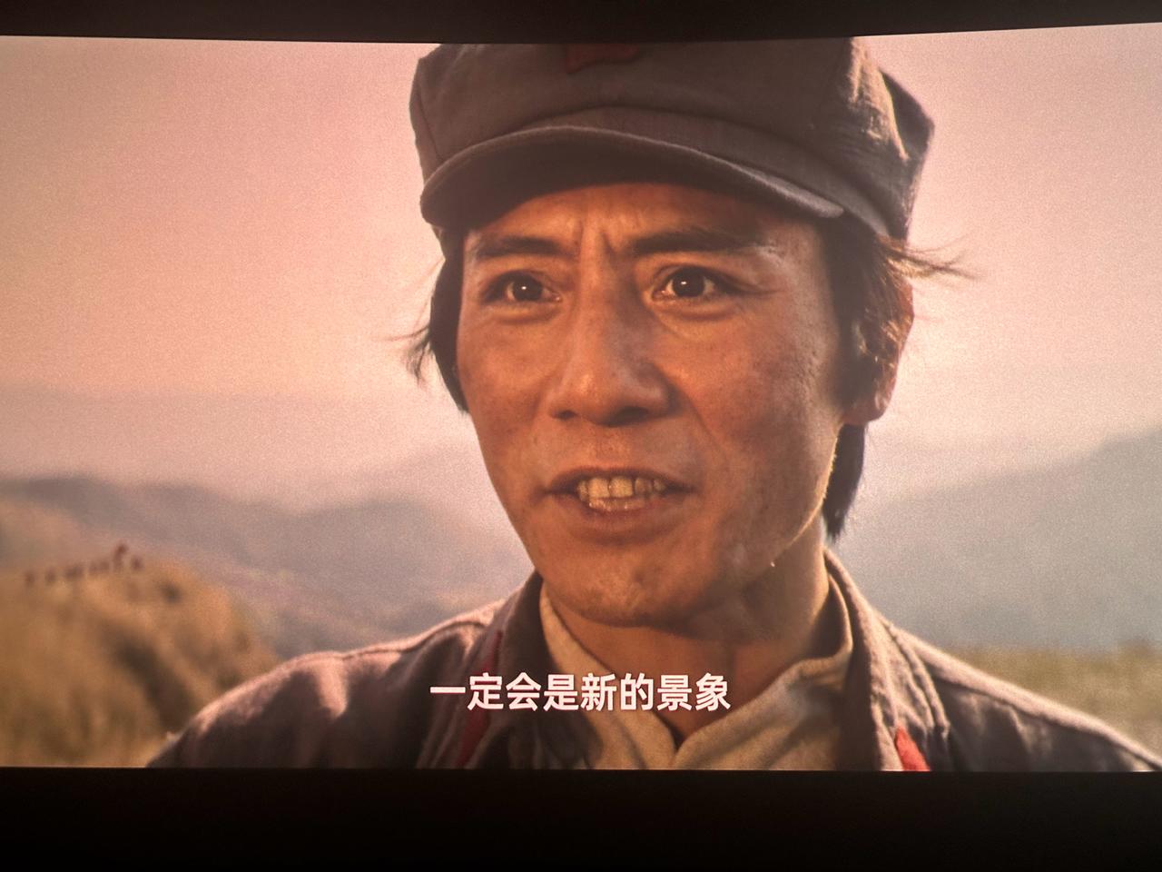 老人家到达陕北之后， 1936年到1937年时拍的照片仍然是这么消瘦，一直蹙紧着