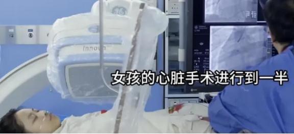 2016年，上海中山医院最顶尖的心内科医生葛均波，正在为一位19岁的少女做心脏手