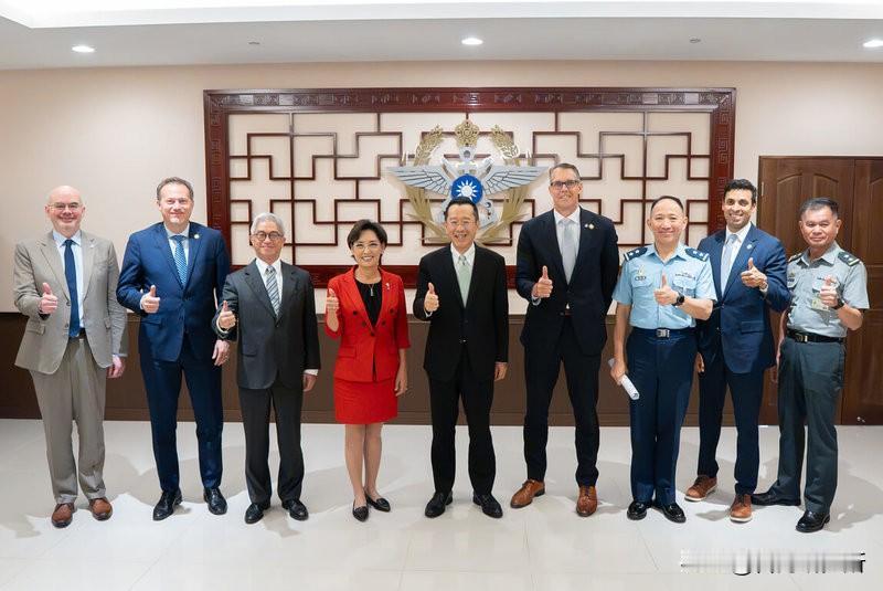 湾湾很开心，因为美国向他们做出了保证

台湾防务部门负责人顾立雄对媒体说
美国已