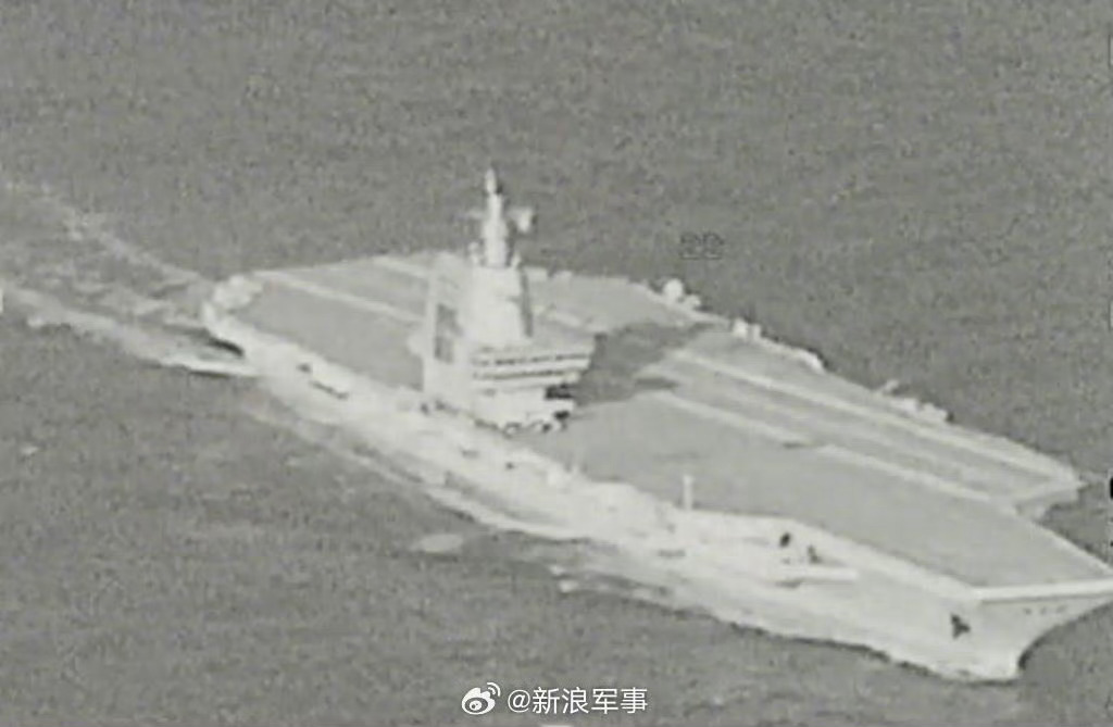 台军通报福建舰通过台湾海峡 摄影师的水平不咋地啊，不如日本的御用摄影师这照片，用