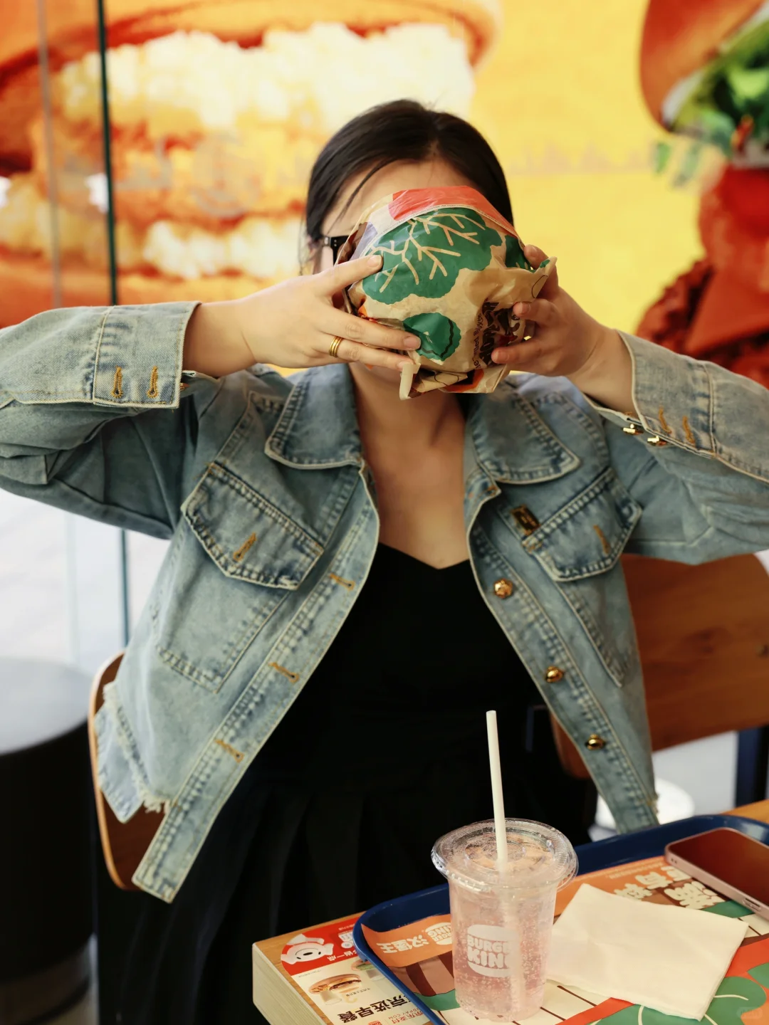 来来来，给你看一下比脸还大的汉堡