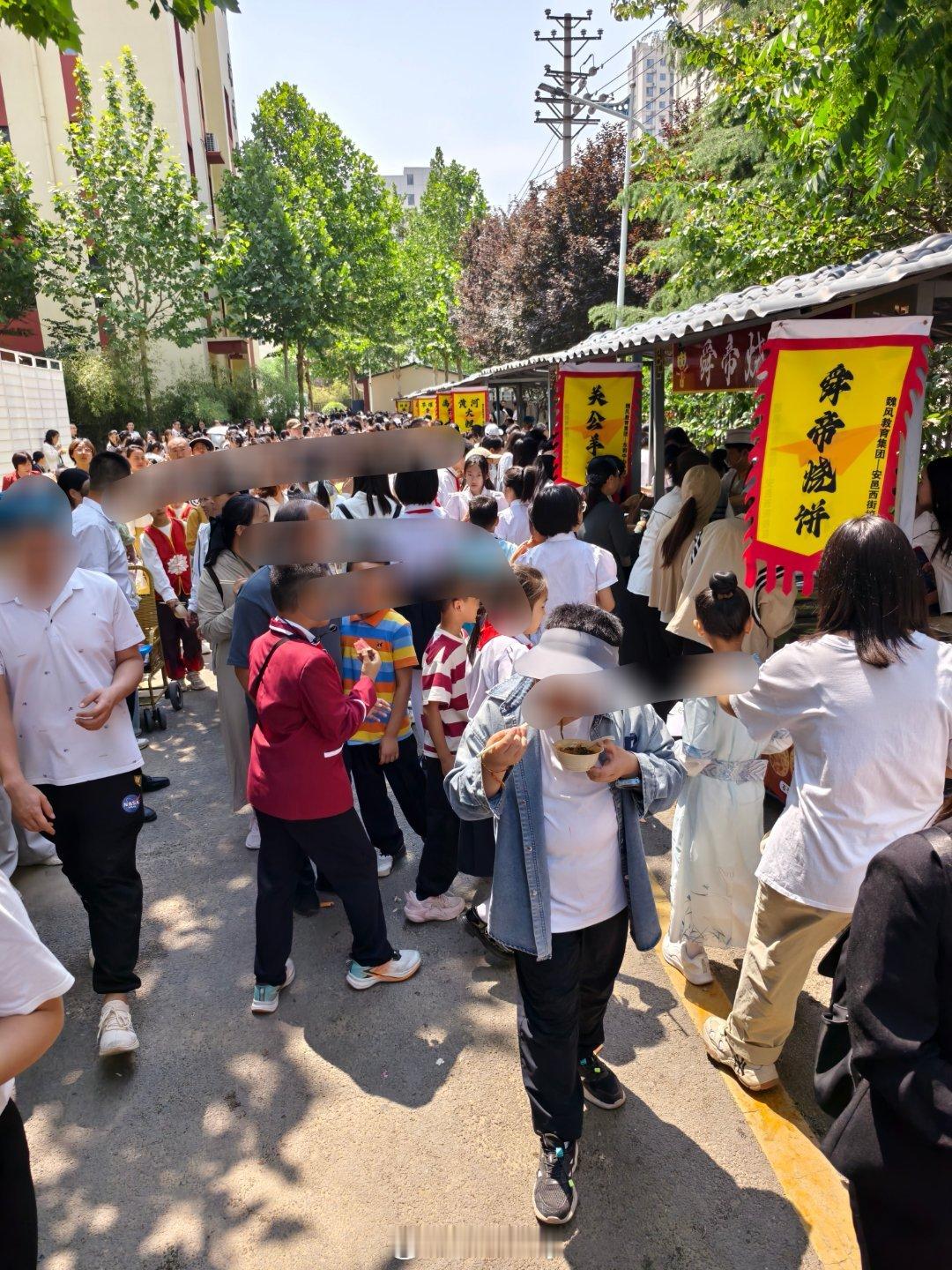 整了一条小吃街免费品尝有关公羊汤，黄河大鲤鱼，绿豆饼，麻片还真挺热闹，是会搞流量