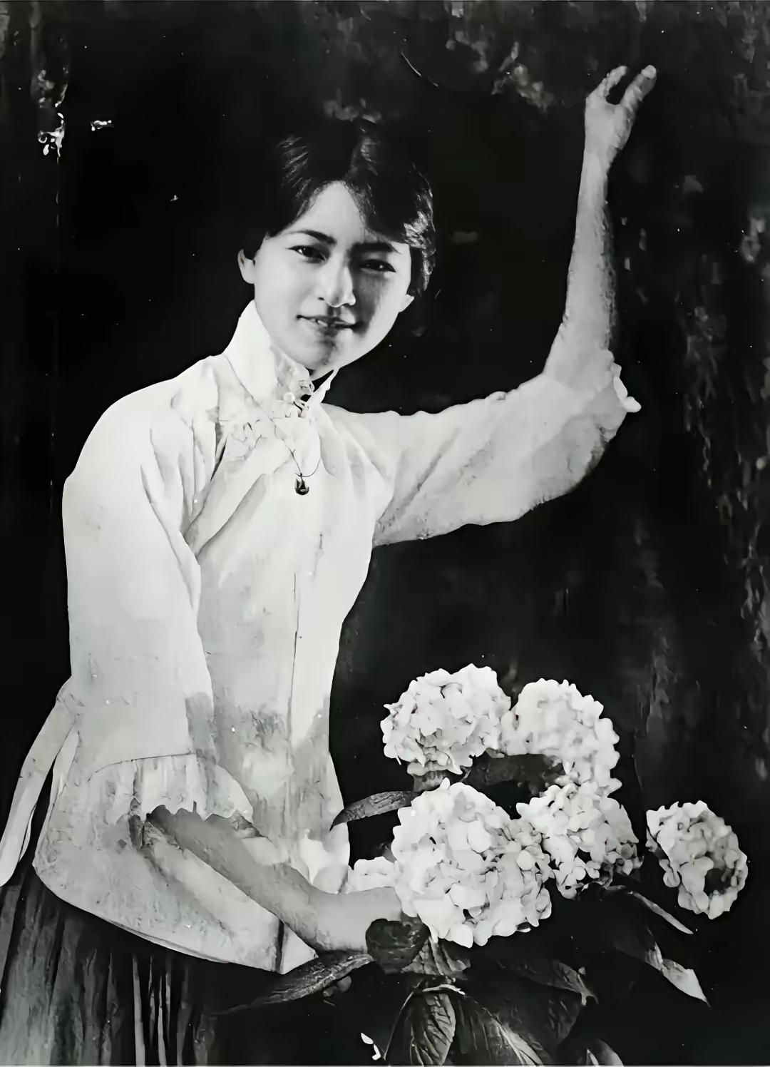 1920 年伦敦，16 岁林徽因与 24 岁徐志摩相遇，徐志摩为她疯狂，不惜抛弃