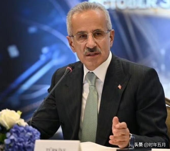 土耳其交通部长表示，十四艘土耳其籍船只正在霍尔木兹海峡等待，十五艘船中的一艘已获