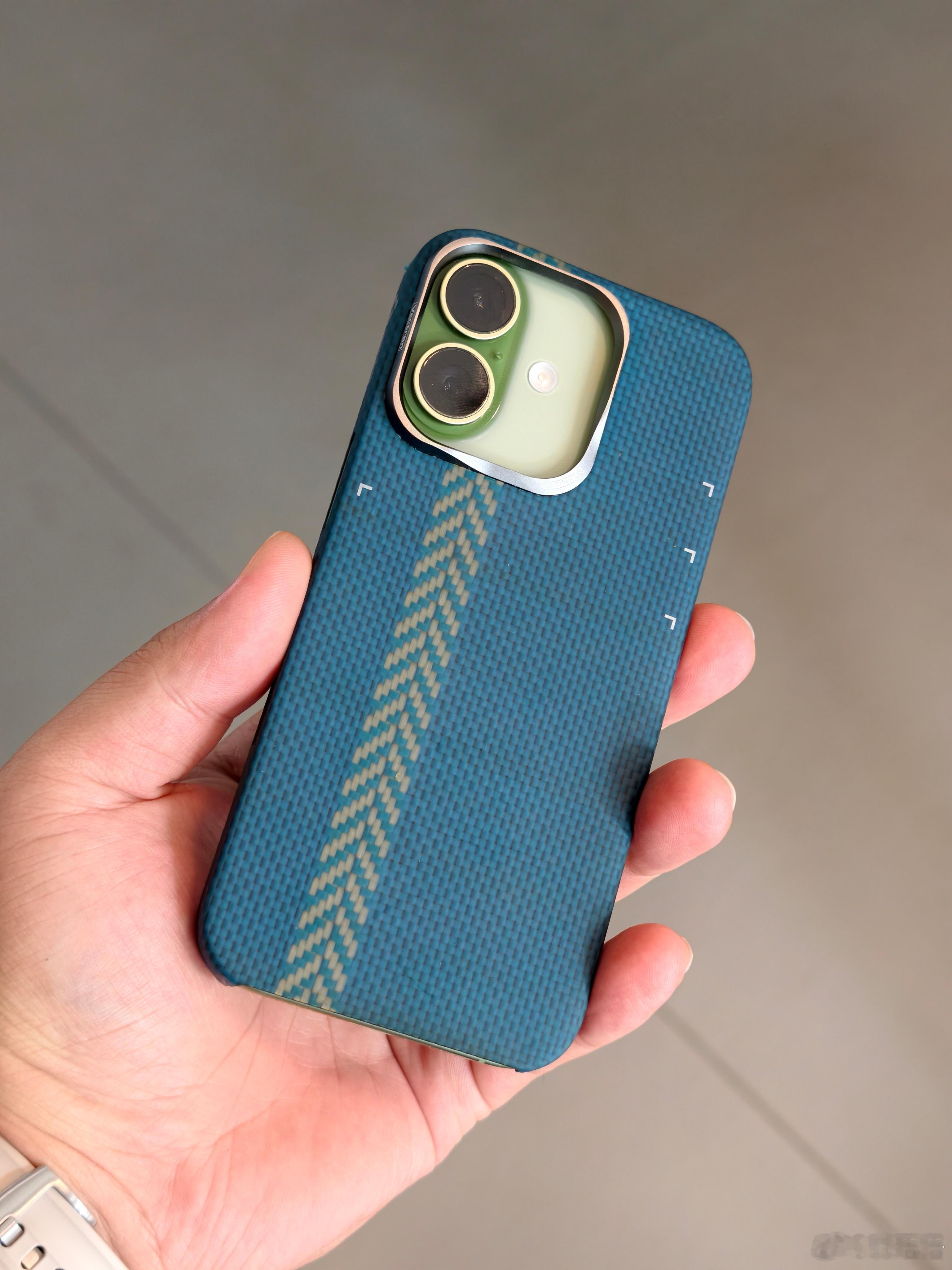 说实话，我今天原本想问一下做手机壳的朋友，有没有计划给iPhone 17标准版出