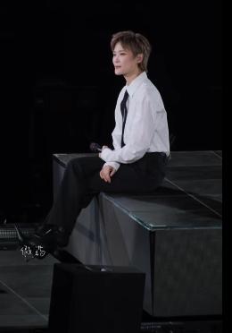 李宇春这辈子可能不想嫁人了，你看她在演唱会上一身西装的造型，又帅又有型，气场十足