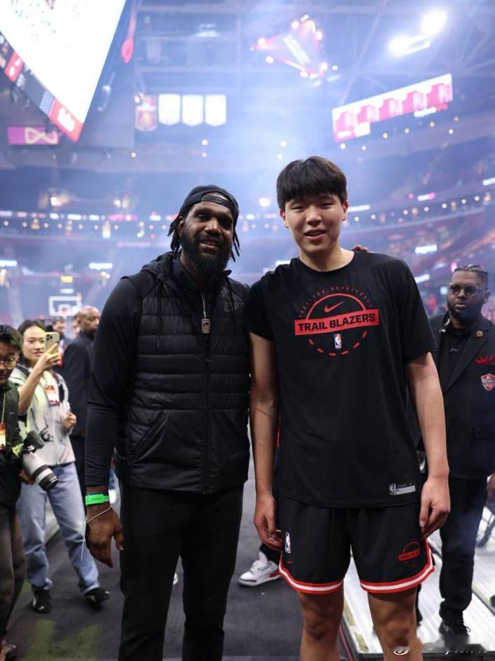 杨瀚森在48小时内横跨美国3000公里，经历NBA赛场5分钟出战与长途飞行后，于