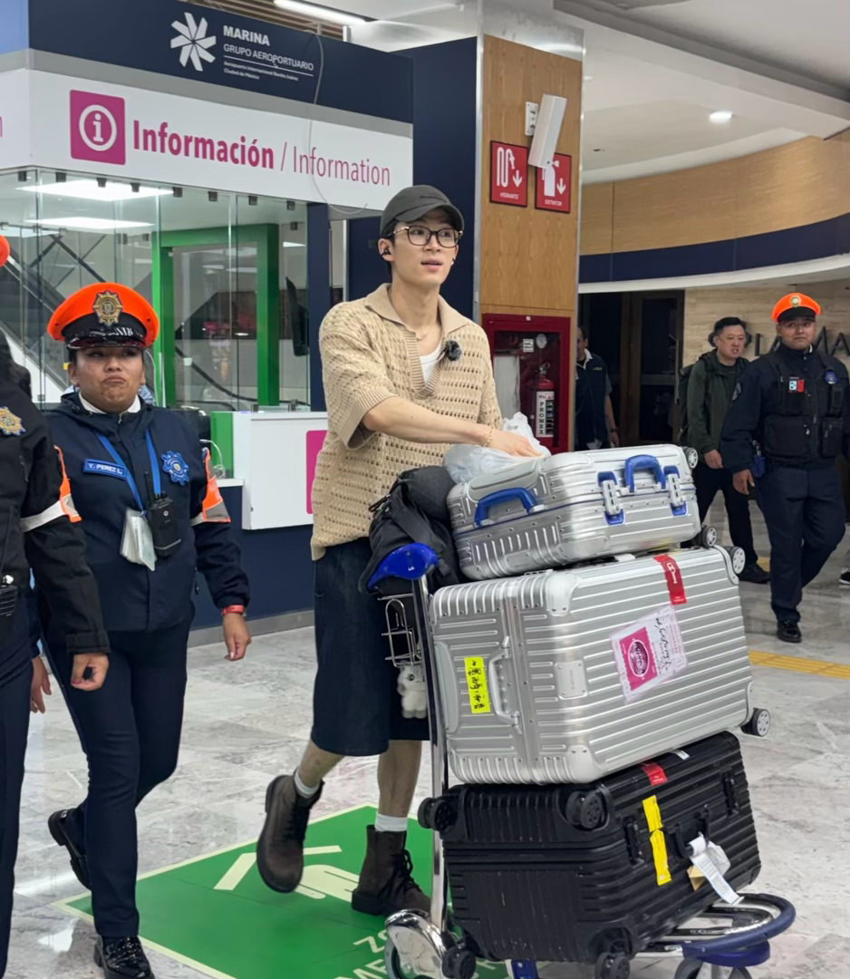 花儿与少年8墨西哥路透墨西哥机场到达✈️期待节目播出呀 