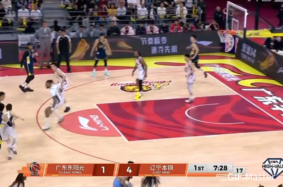 开场4分钟广东队只有一个运动战进球，看来新首发还需要磨合啊，杜锋指导是不是要调整