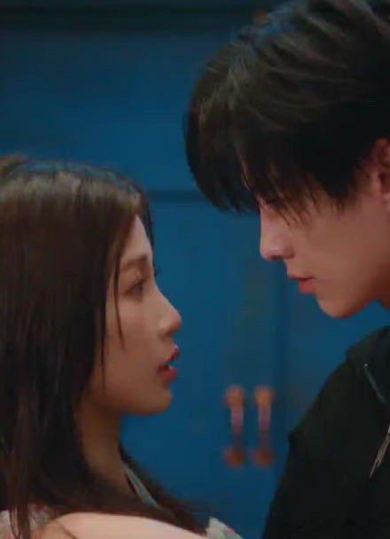 第二日正是初一，靳朝等在楼下带姜暮去逛庙会。姜暮要送靳朝一个礼物，在一处空旷的小