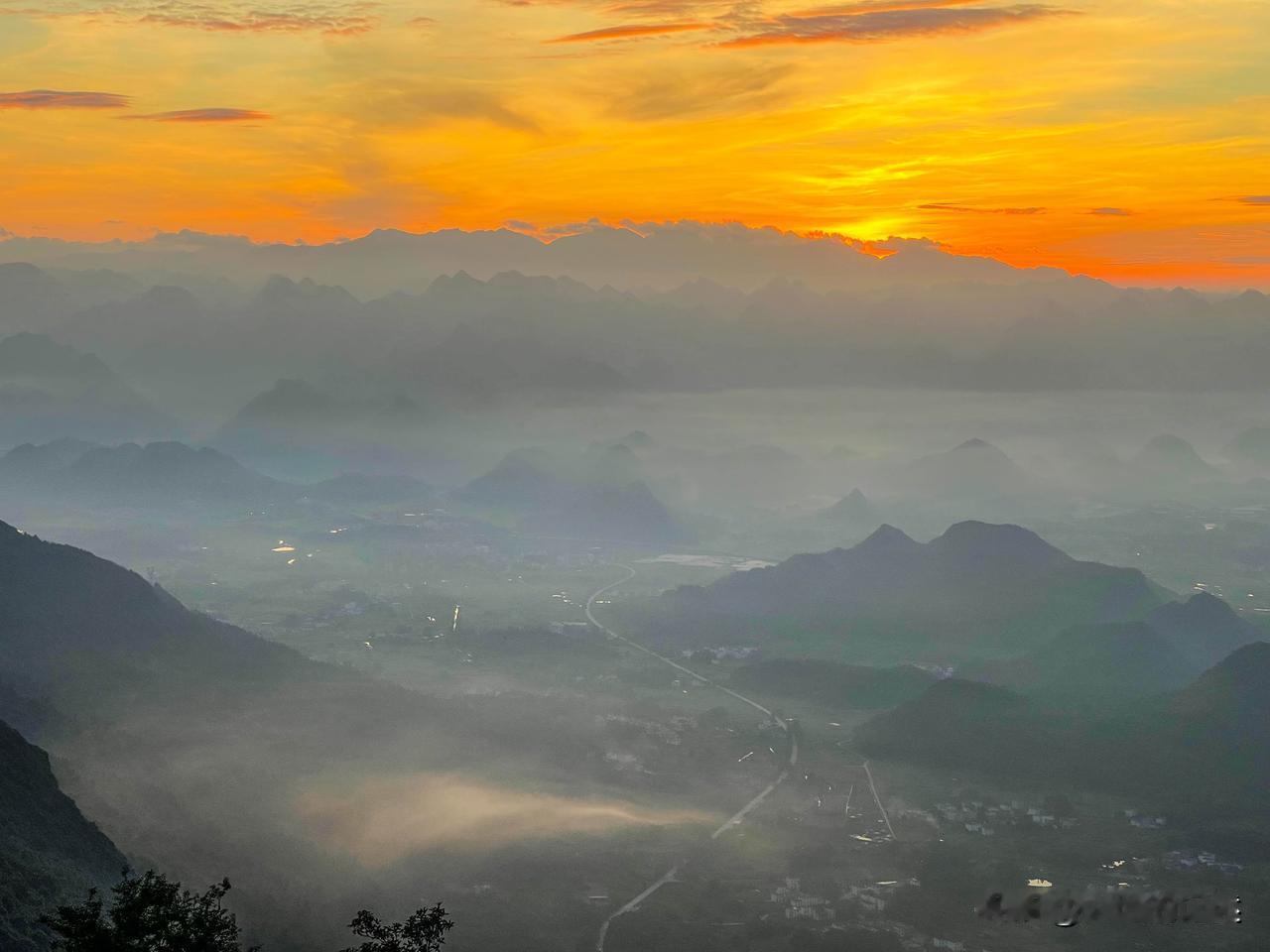 广东清远市阳山县小江镇威灵殿，据说有好几百年的历史，坐落在连绵的喀斯特峰林之巅。