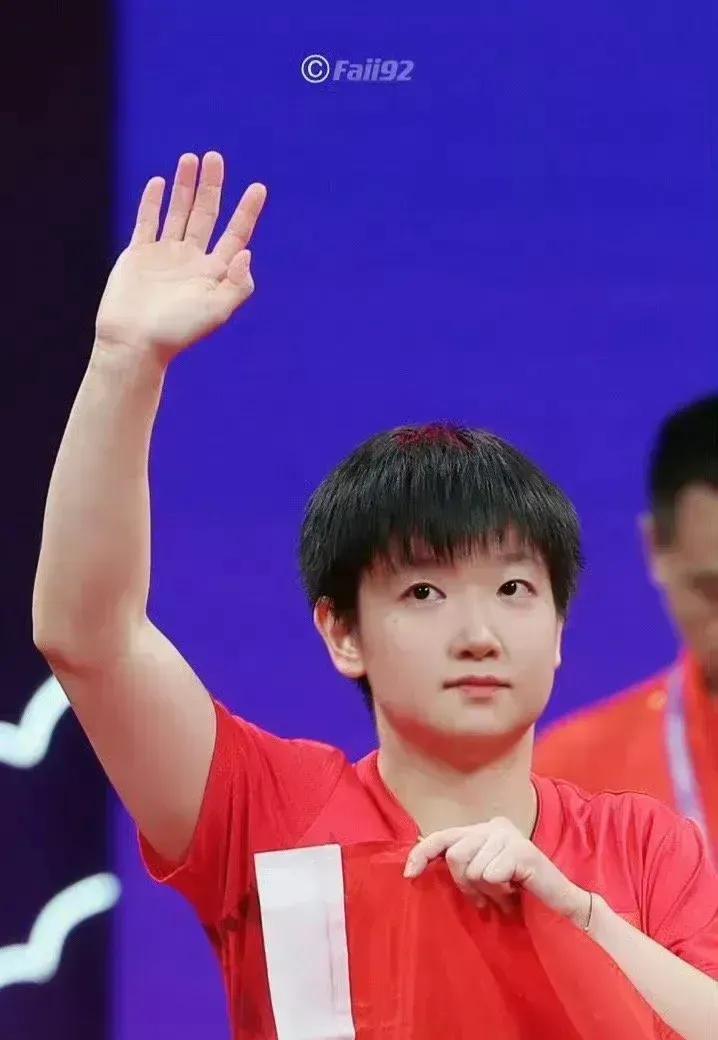 中国乒乓新星孙颖莎🇨🇳宣布退出2024年乒乓球亚锦赛女单与女双角逐！
在昨晚