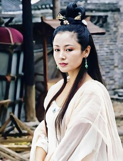 疑似陈飞宇妈妈取关迪丽热巴 有网友发现，“嫦娥姐姐”陈红对迪丽热巴网络平台账号“