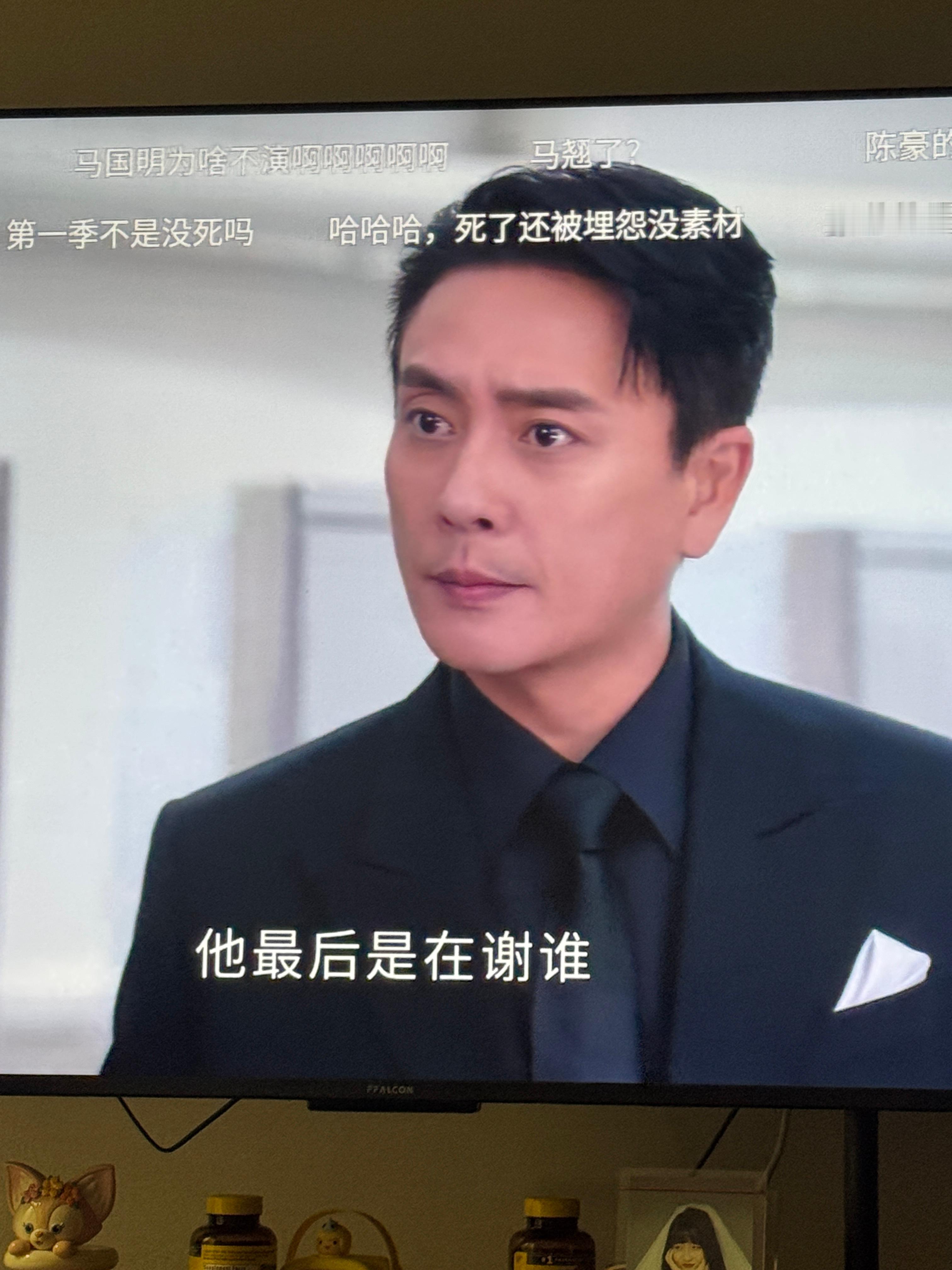 新闻女王开播第一天还是追吧[来抱抱][来抱抱]马国明第一集刚开头就领盒饭也是有点