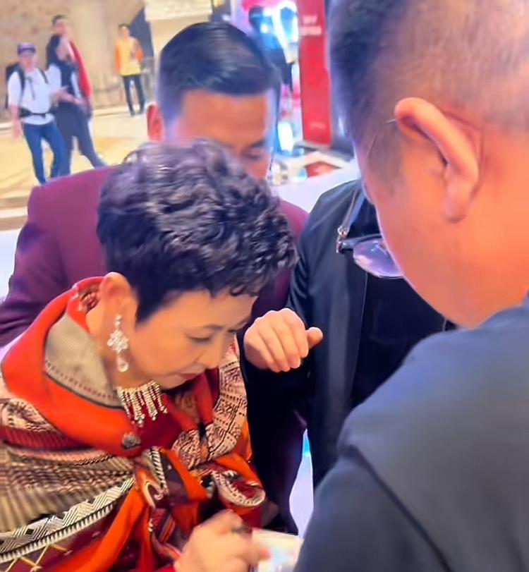 董文华给粉丝签名时的一幕