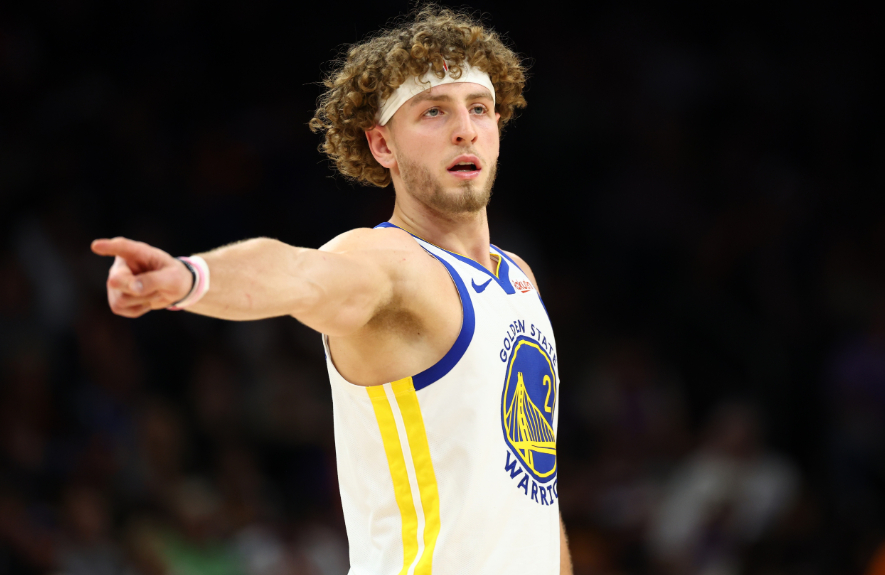 勇士主场迎战魔术，上半场58-57领先。波杰姆斯基上半场出战14分钟4投3中，三