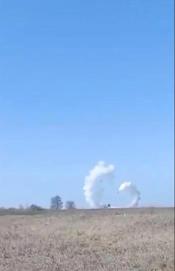 俄军一颗道尔（Tor）防空导弹疑似发生故障，突然飞起，旋转一周后摧毁了自己的发射
