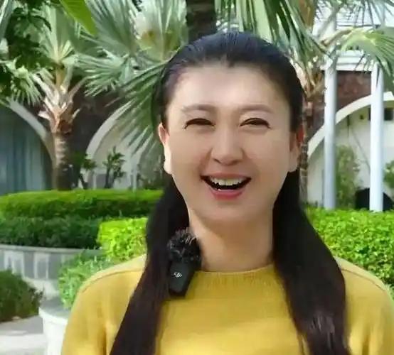 终于明白闫学晶为何会被骂了！不是因为她退休金5000，而是她忘了自己名下的北京豪