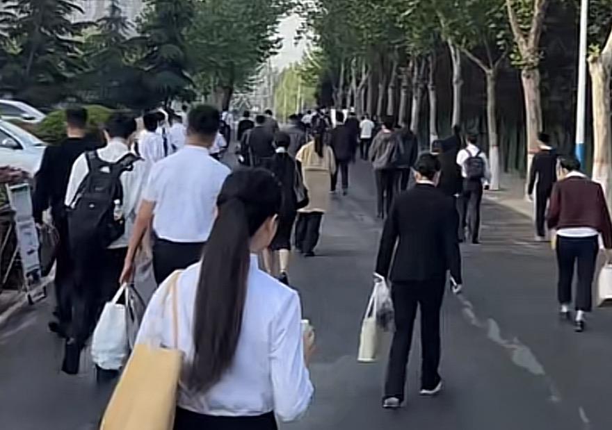 宝妈回乡考编笔面第一，结果职位却被别人递补，更离谱的是，维权之后岗位还被取消了！