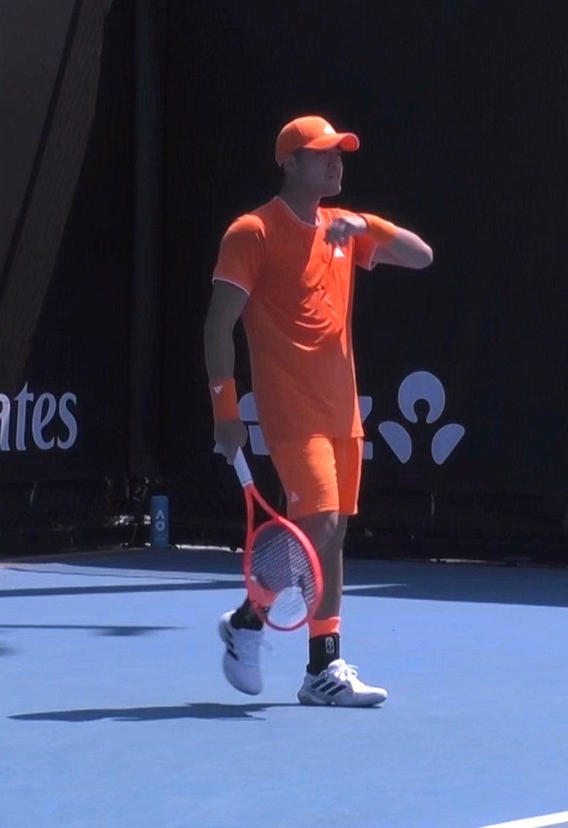 吴易昺vs纳尔迪 iphone17星宇橙昺昺首盘挽救全部四个破发点，盘末偷鸡成功