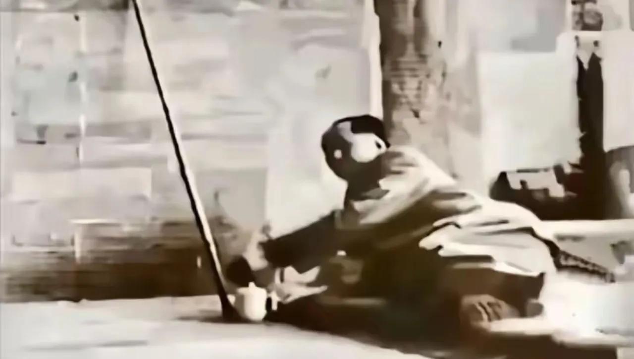 看到这张照片，心里真的酸酸的！咱们的领袖蹲在路边的屋檐底下歇脚，就为了不打扰到老