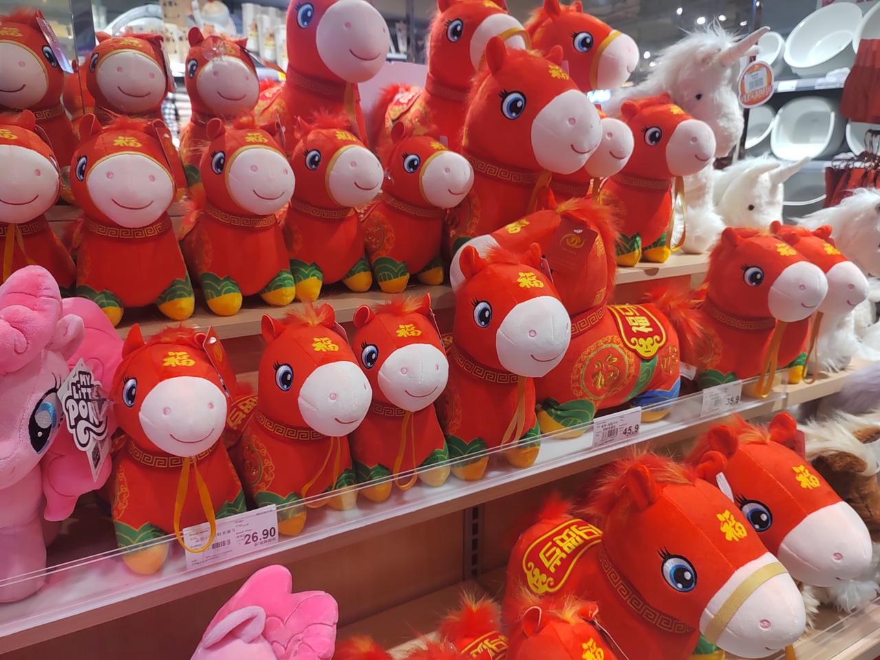 冬日生活打卡季超市提前安排的新年吉祥物。