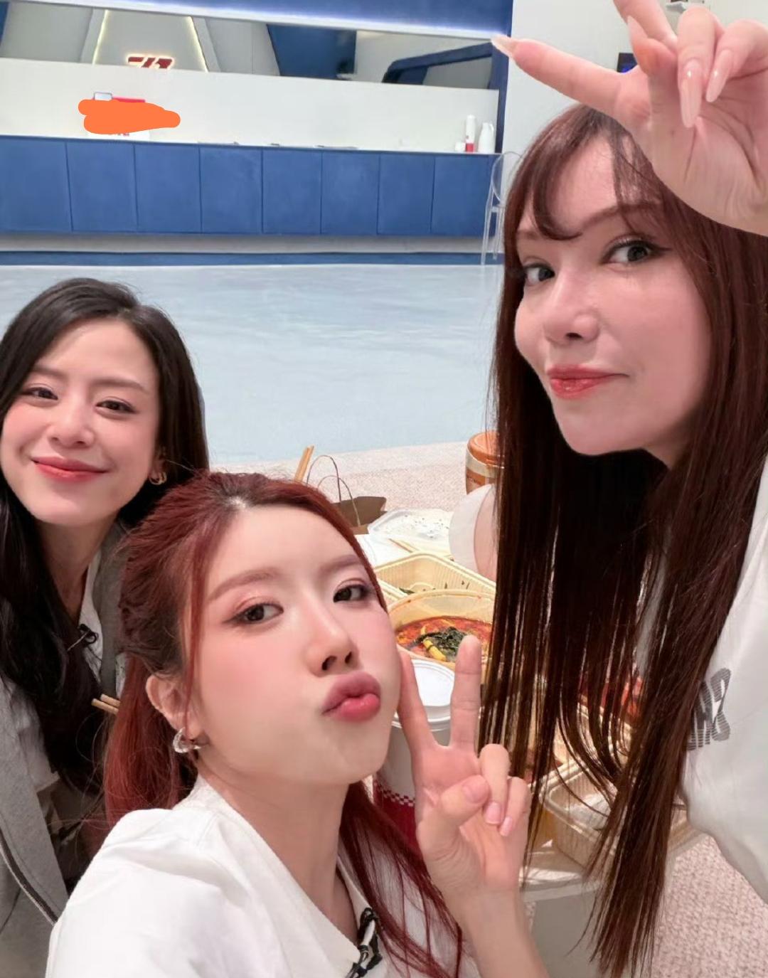 《浪姐7》节目组还是听劝的，一公下半场唱跳组变成了半开麦，《大艺术家》还真挺有优