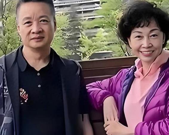 家人们，刷到阎维文带妻子回平遥的照片了！68岁的妻子看着确实清瘦，和身旁的阎维文