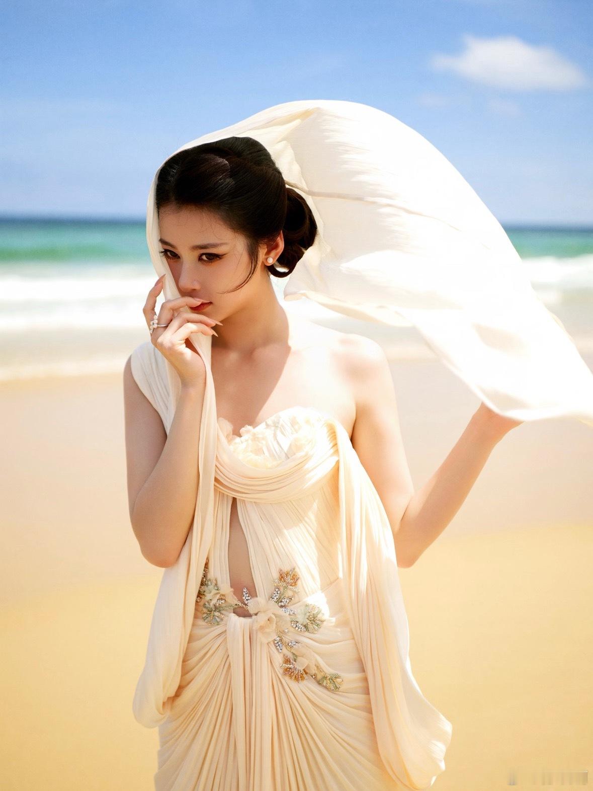 赵昭仪完全维纳斯女神来的天啊，谁懂这组海边大片的冲击力！一袭米白色垂坠礼裙，薄纱